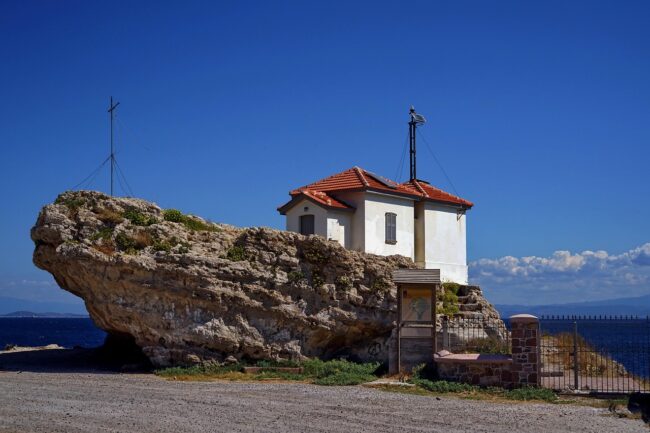 בית ליד סלע באי לסבוס