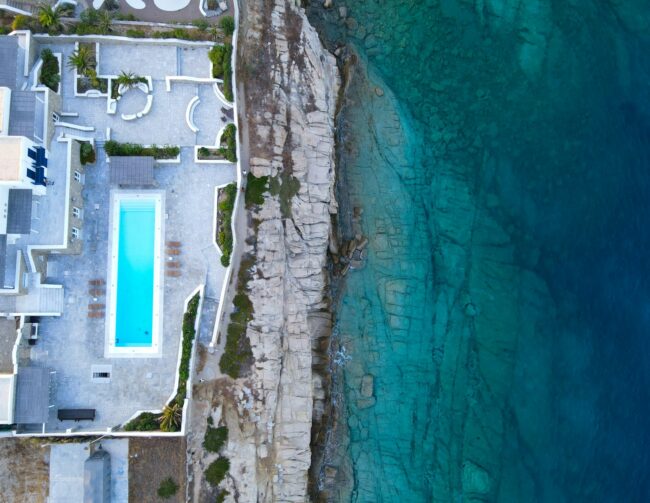 מבט מלמעלה על וילה עם בריכה ביוון