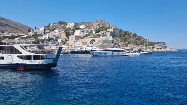 הכניסה לאי הידרה