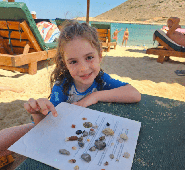 ילדה אוספת צדפים בחוף סטבארוס כרתים