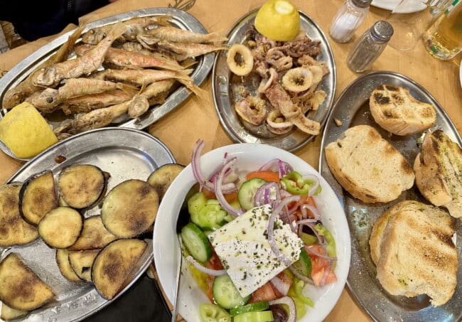 פתיחת שולחן בטברנה Aris ליד שוק הדגים באתונה