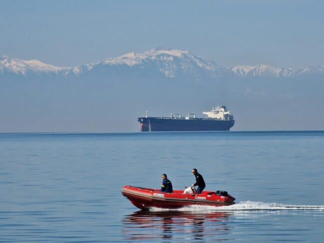 ים עם סירות וברקע האולימפוס