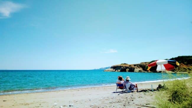 זוג יושב על החוף בקיתירה