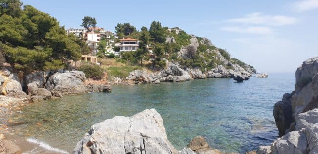 חוף באחד הכפרים בחלקידיקי