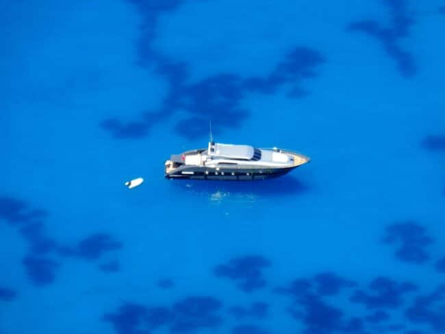 יאכטה מנועית ביוון גוררת דינגי