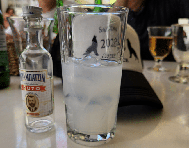 כוס ובקבוק אוזו יווני