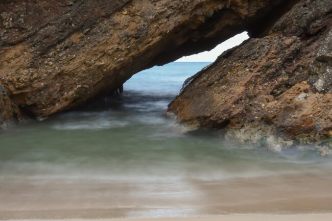 חוף סלעי בתאסוס