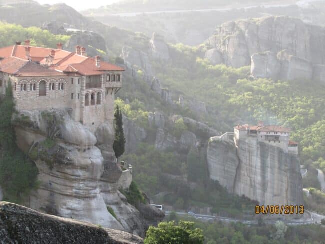 המנזרים על הצוקים הנמוכים של מטאורה