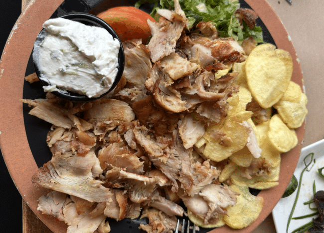 גירוס טיפוסי בצלחת בפרבר של אתונה