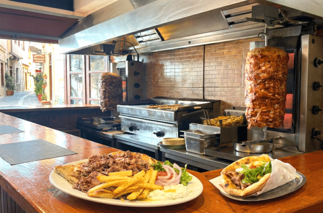 סופלקי לברי מזל. Lucky's Souvlakis בסנטוריני