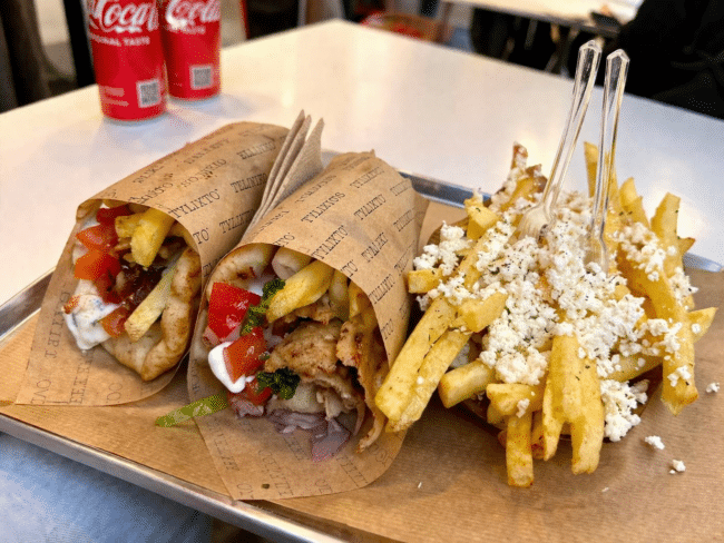 פיתה רכה במיוחד, וצ׳יפס עם פטה מעל. Tylixto