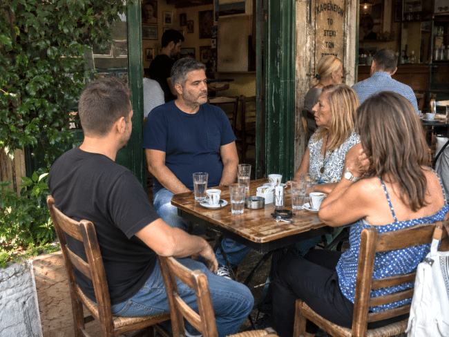 מקומיים בבית קפה בשכונת פגרטי באתונה